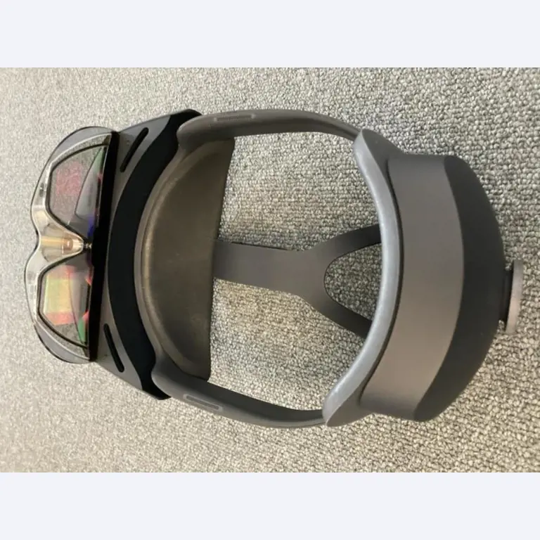 Mobiliário de escritório bem conservado, equipamento informático e óculos 3D (MS Hololens 2)-4