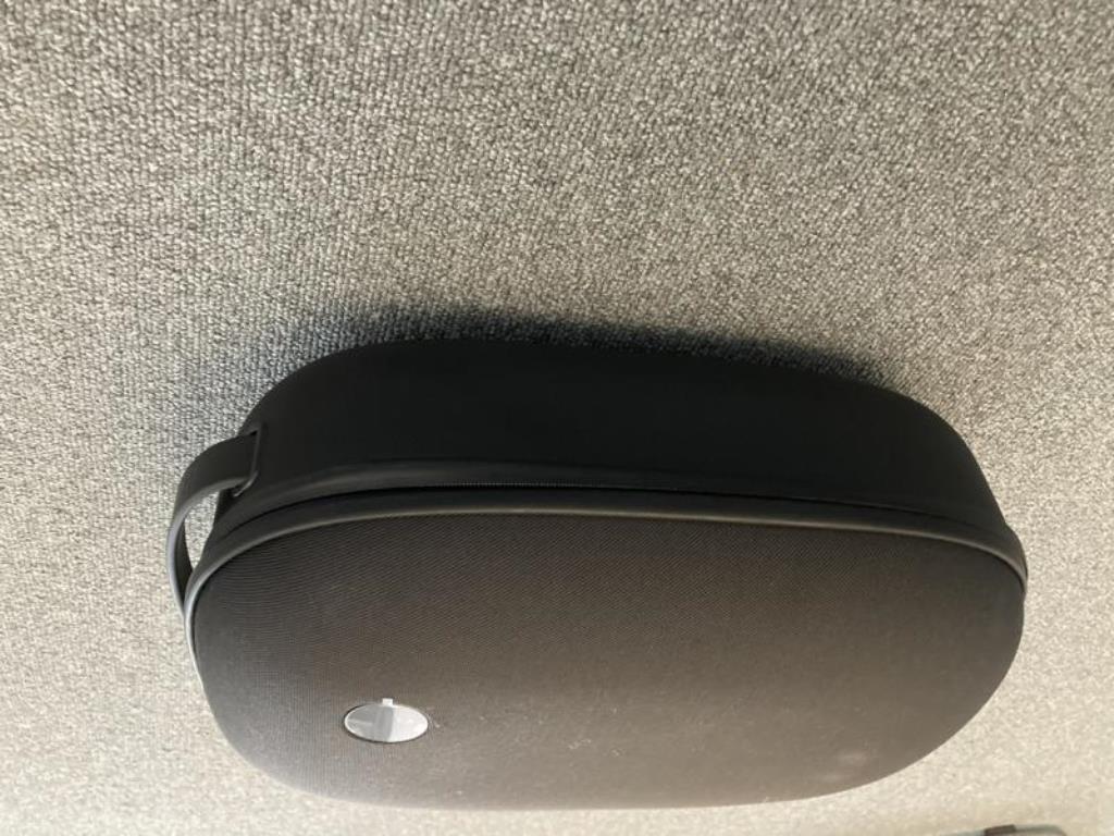 Dobře udržovaný kancelářský nábytek, IT vybavení a 3D brýle (MS Hololens 2)-5