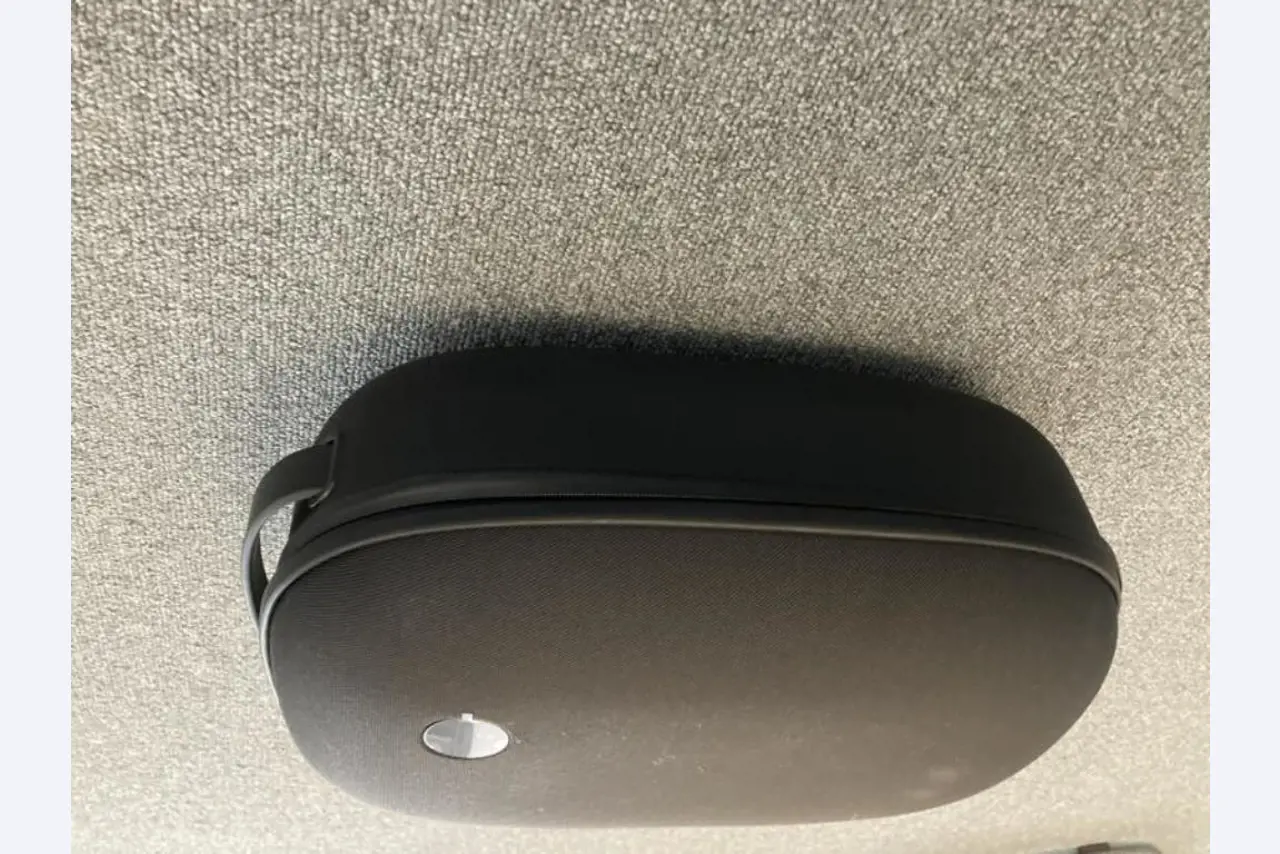 Mobiliário de escritório bem conservado, equipamento informático e óculos 3D (MS Hololens 2)-5