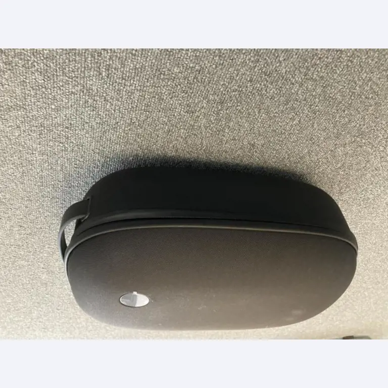 Mobiliário de escritório bem conservado, equipamento informático e óculos 3D (MS Hololens 2)-5