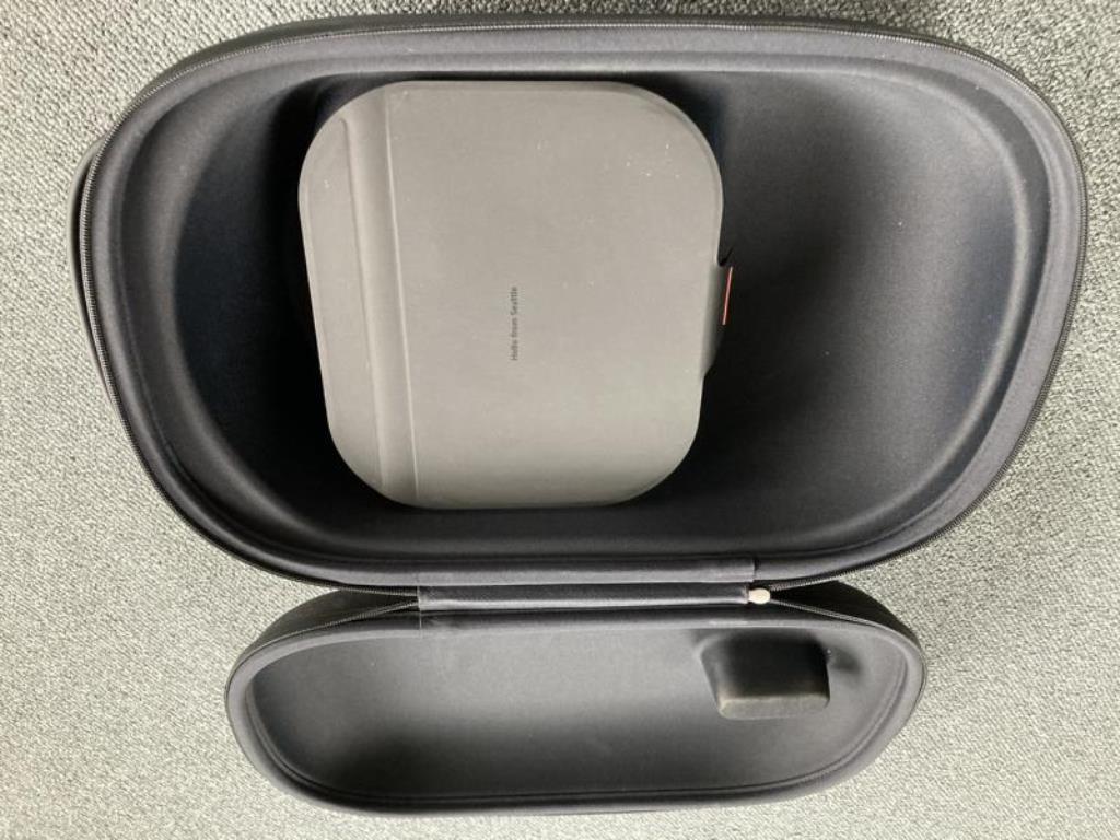 Dobře udržovaný kancelářský nábytek, IT vybavení a 3D brýle (MS Hololens 2)-6