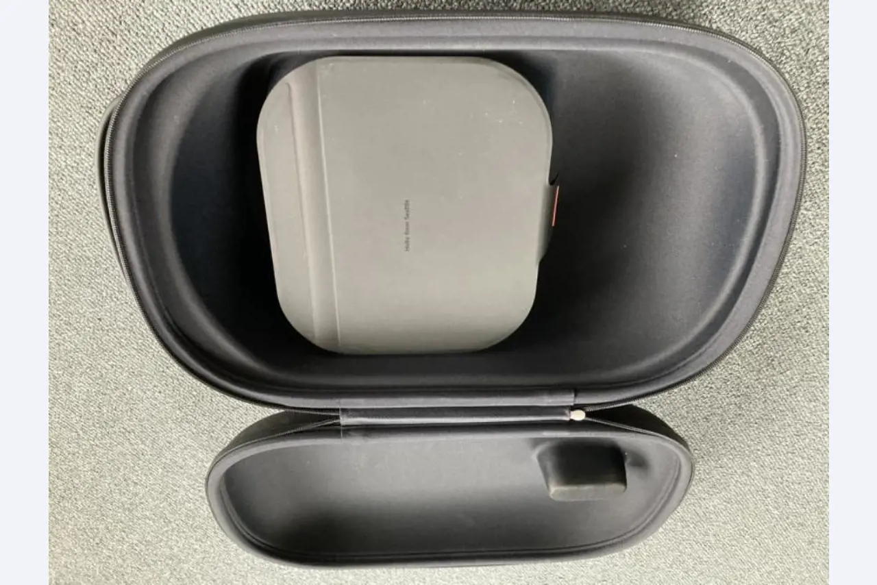 Mobiliário de escritório bem conservado, equipamento informático e óculos 3D (MS Hololens 2)-6