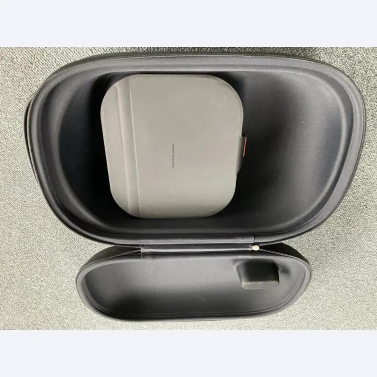 Mobiliário de escritório bem conservado, equipamento informático e óculos 3D (MS Hololens 2)-6