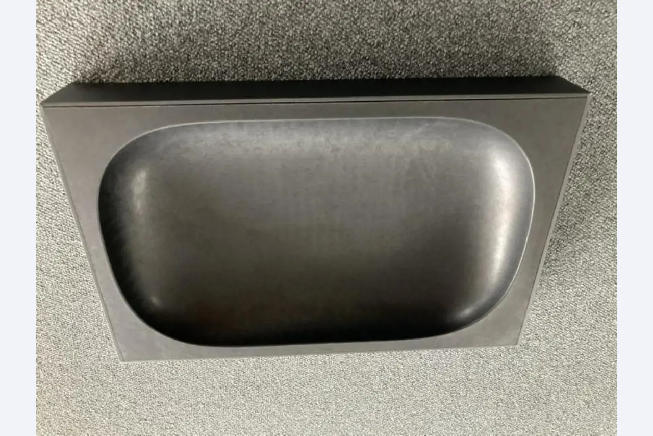 Mobiliário de escritório bem conservado, equipamento informático e óculos 3D (MS Hololens 2)-7