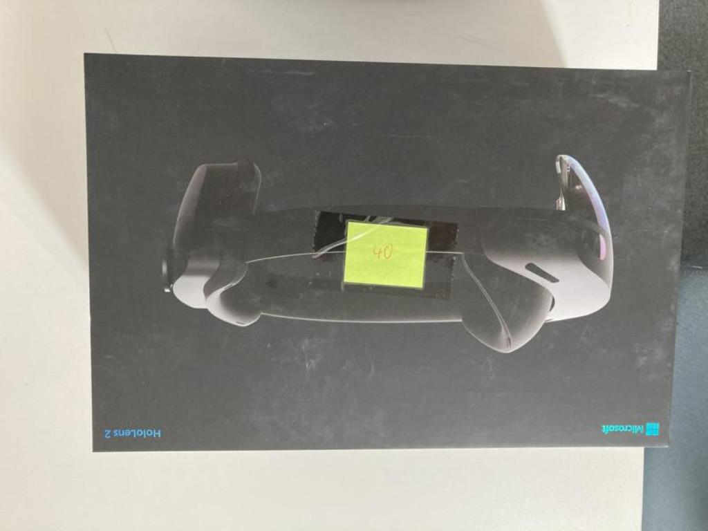 Dobře udržovaný kancelářský nábytek, IT vybavení a 3D brýle (MS Hololens 2)-8