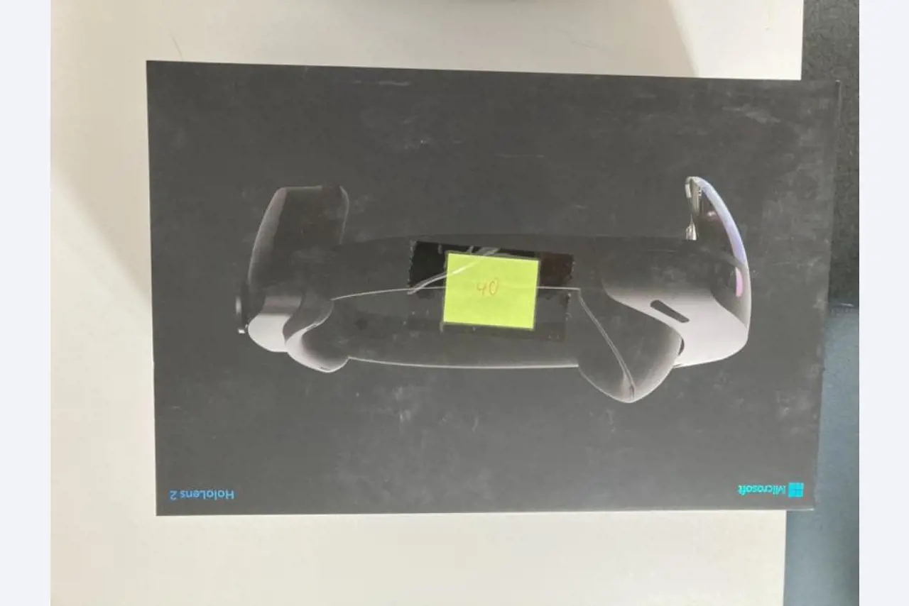 Mobiliário de escritório bem conservado, equipamento informático e óculos 3D (MS Hololens 2)-8