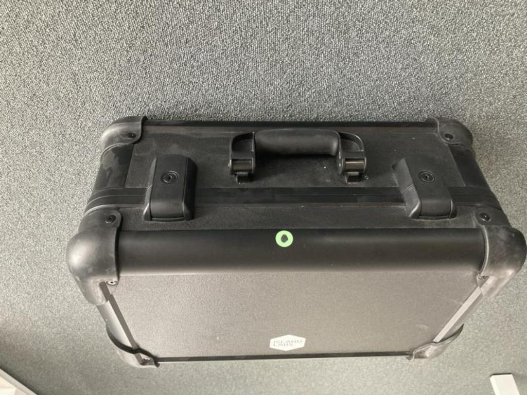 Dobře udržovaný kancelářský nábytek, IT vybavení a 3D brýle (MS Hololens 2)-9