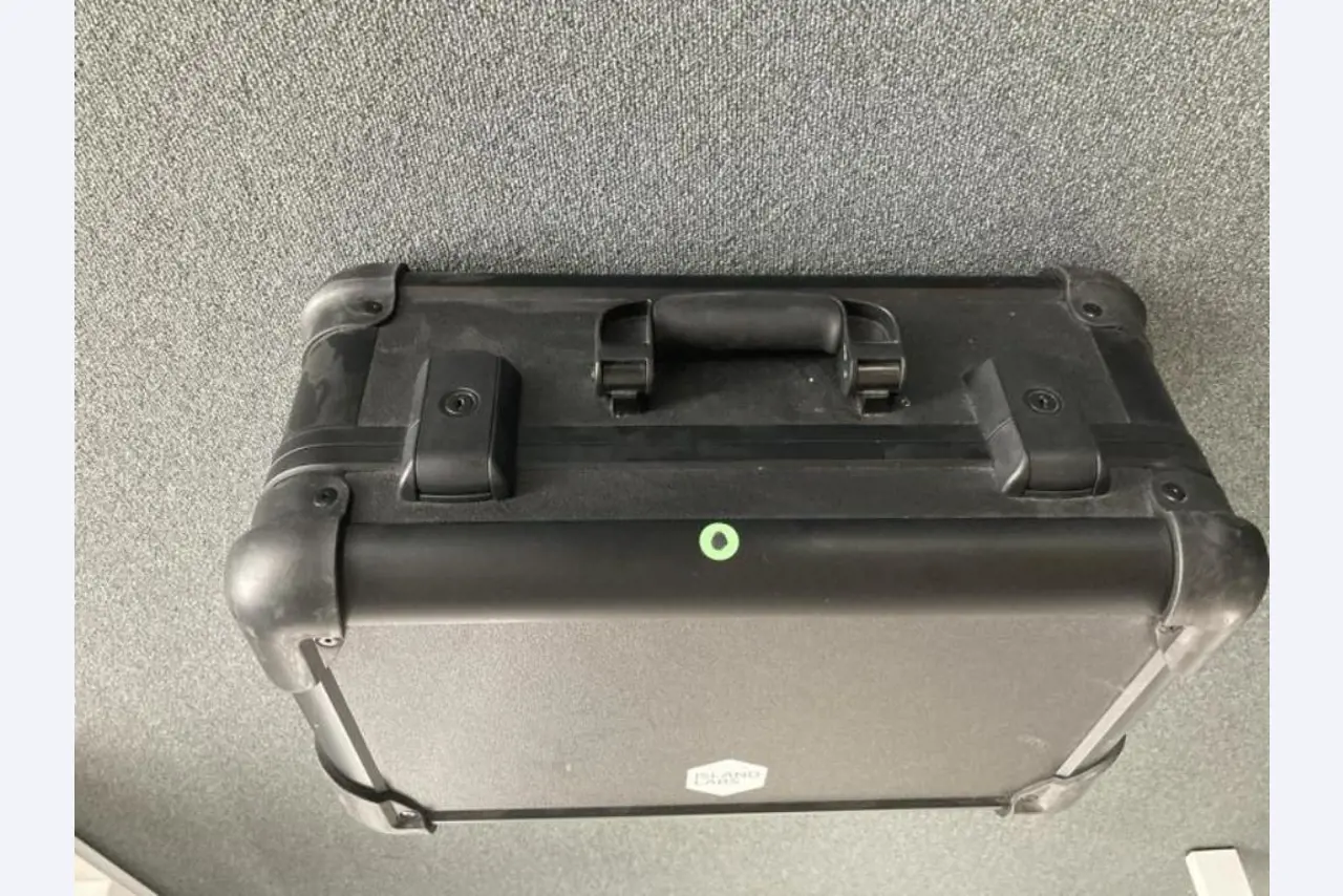 Mobiliário de escritório bem conservado, equipamento informático e óculos 3D (MS Hololens 2)-9