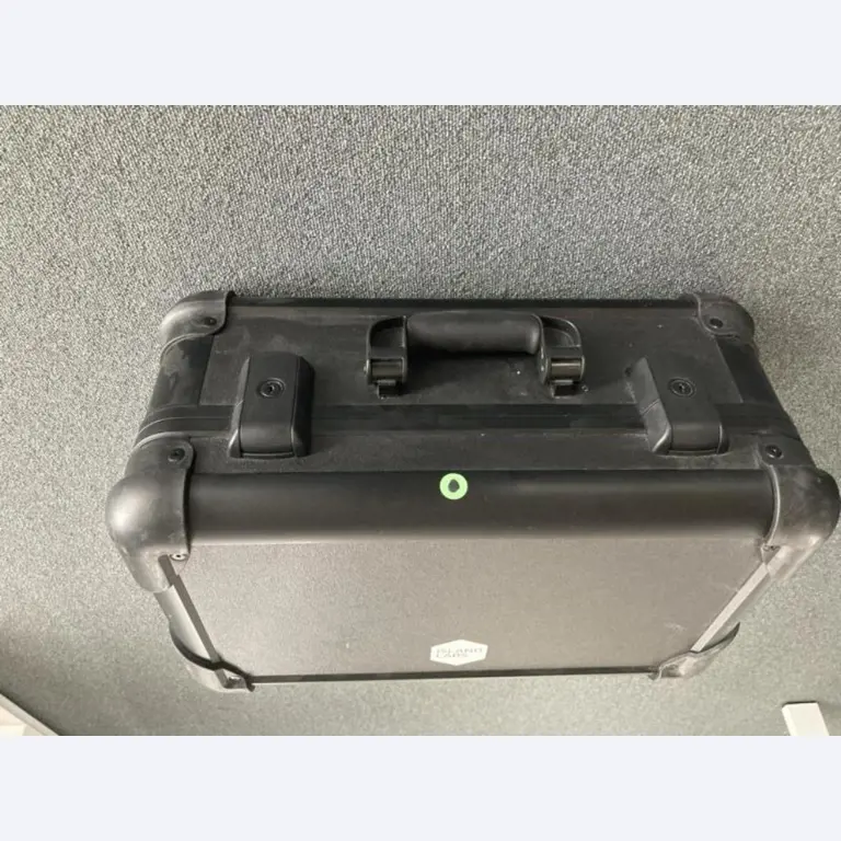 Mobiliário de escritório bem conservado, equipamento informático e óculos 3D (MS Hololens 2)-9