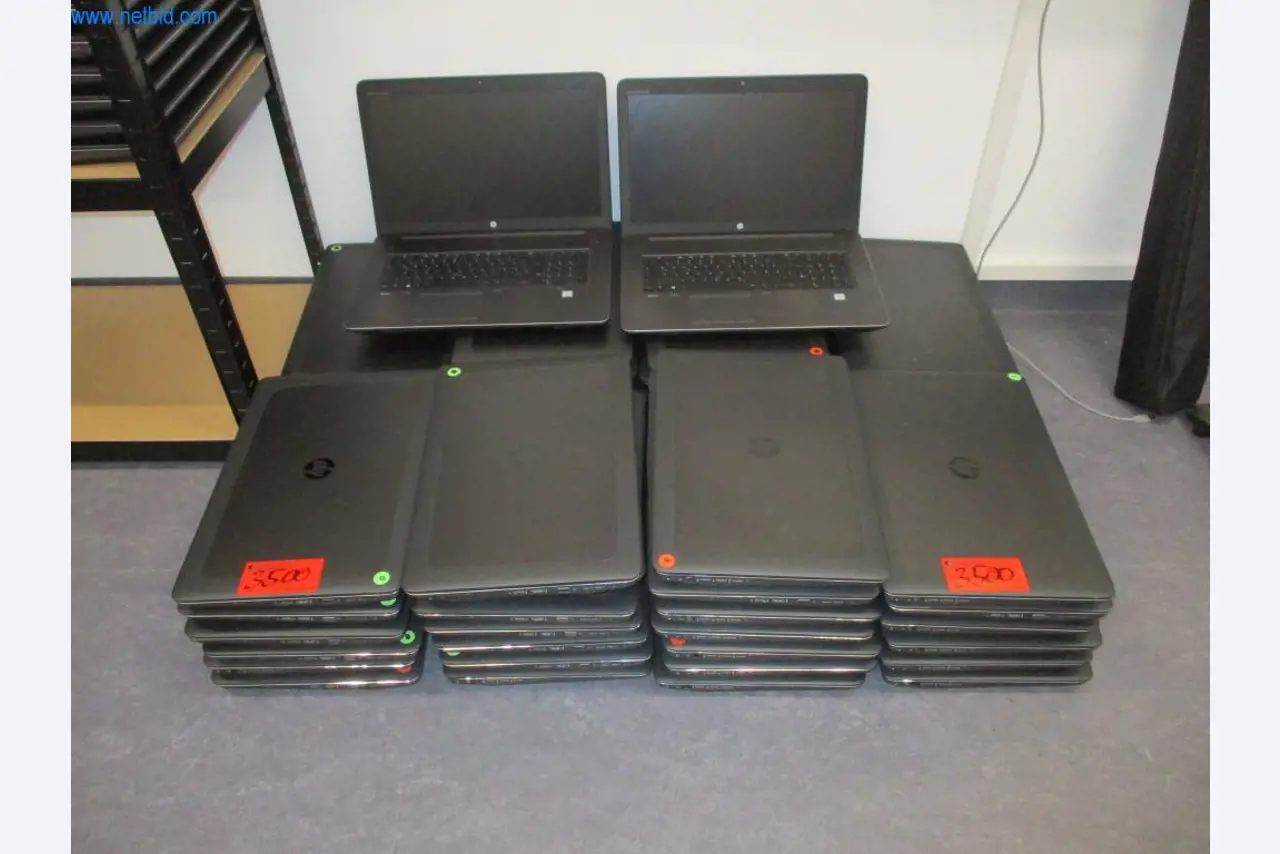 Mobiliário de escritório bem conservado, equipamento informático e óculos 3D (MS Hololens 2)-1