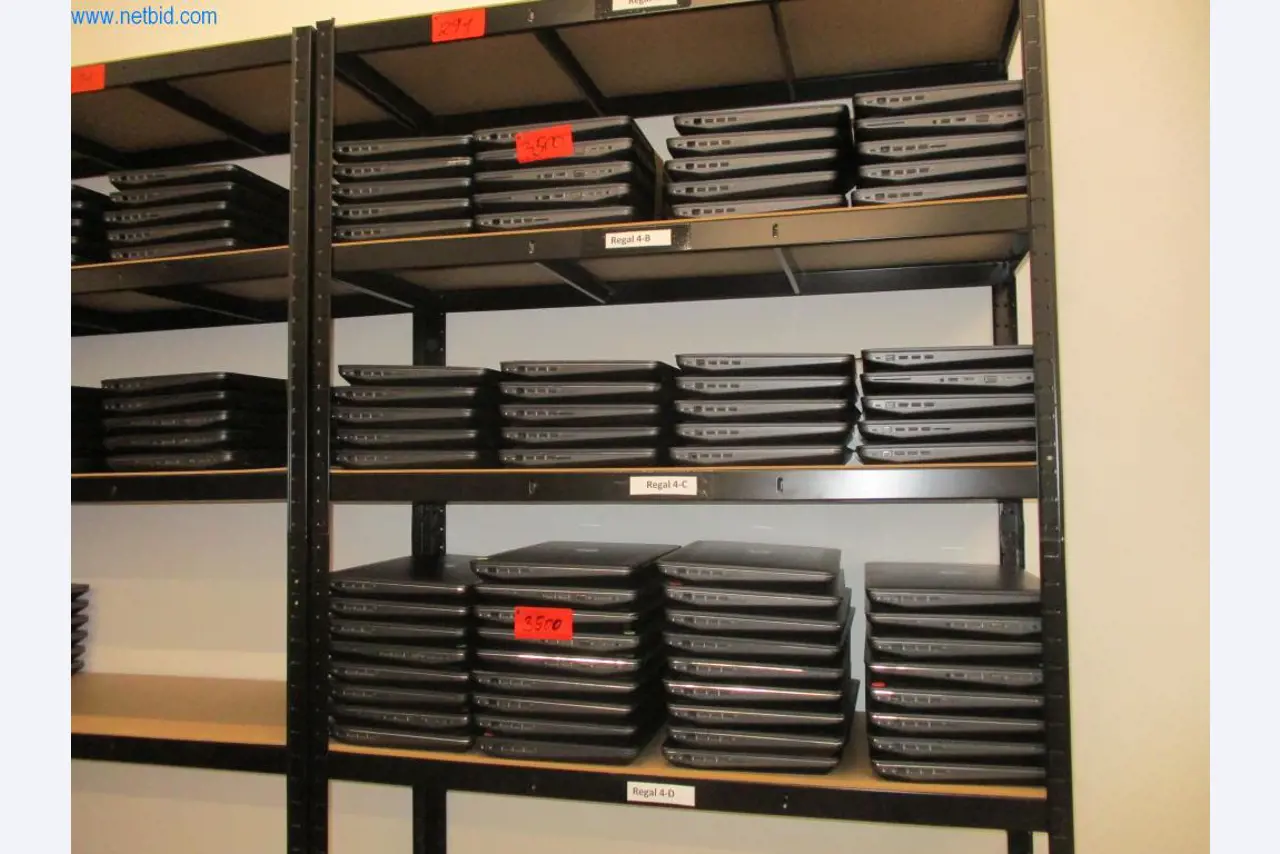 Mobiliário de escritório bem conservado, equipamento informático e óculos 3D (MS Hololens 2)-2