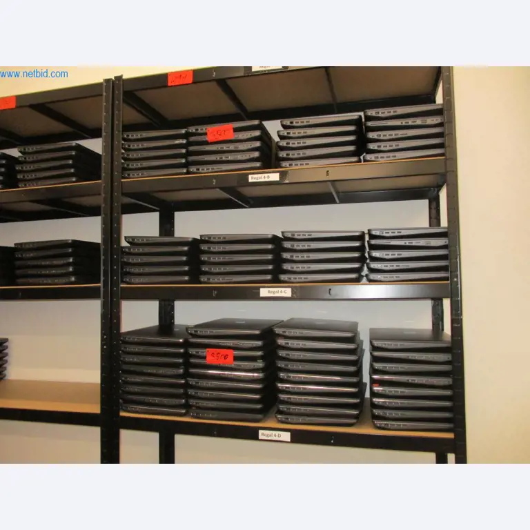 Mobiliário de escritório bem conservado, equipamento informático e óculos 3D (MS Hololens 2)-2