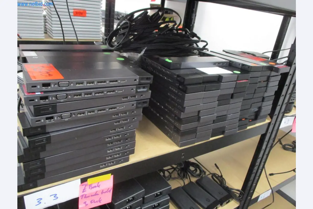 Mobiliário de escritório bem conservado, equipamento informático e óculos 3D (MS Hololens 2)-3