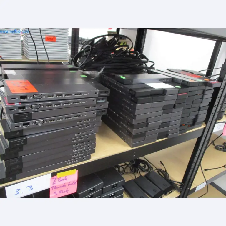 Mobiliário de escritório bem conservado, equipamento informático e óculos 3D (MS Hololens 2)-3