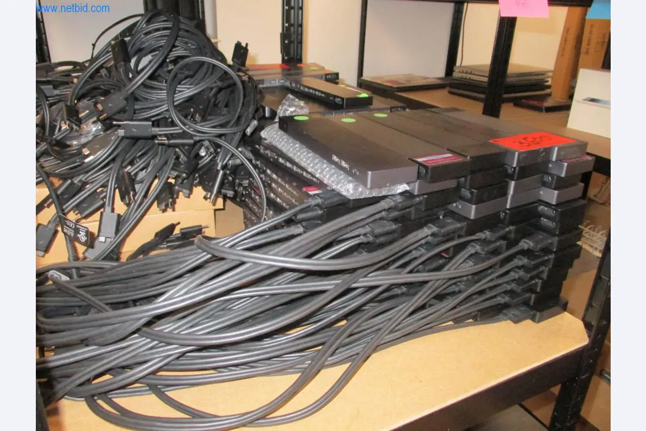 Mobiliário de escritório bem conservado, equipamento informático e óculos 3D (MS Hololens 2)-4