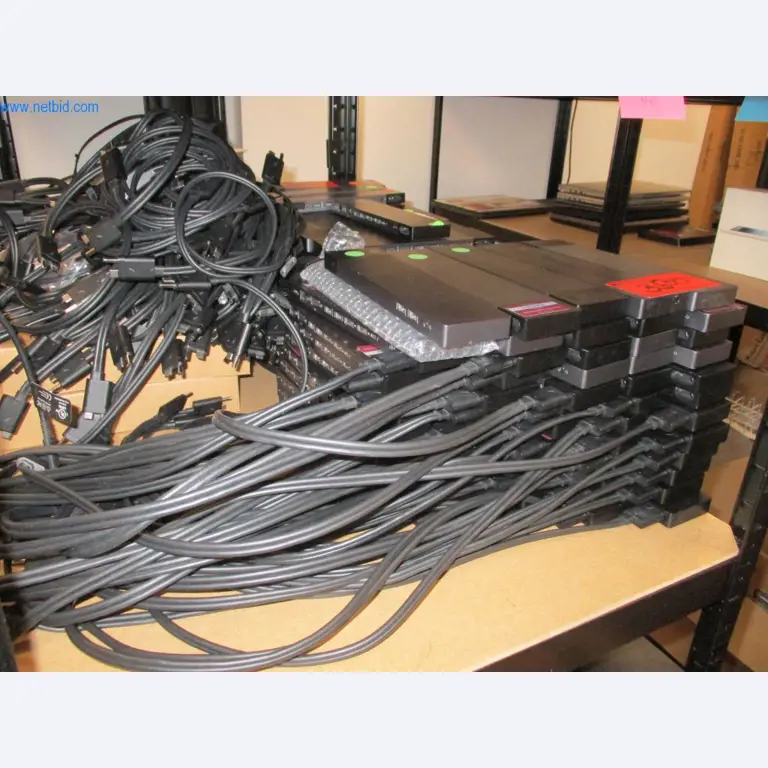 Mobiliário de escritório bem conservado, equipamento informático e óculos 3D (MS Hololens 2)-4