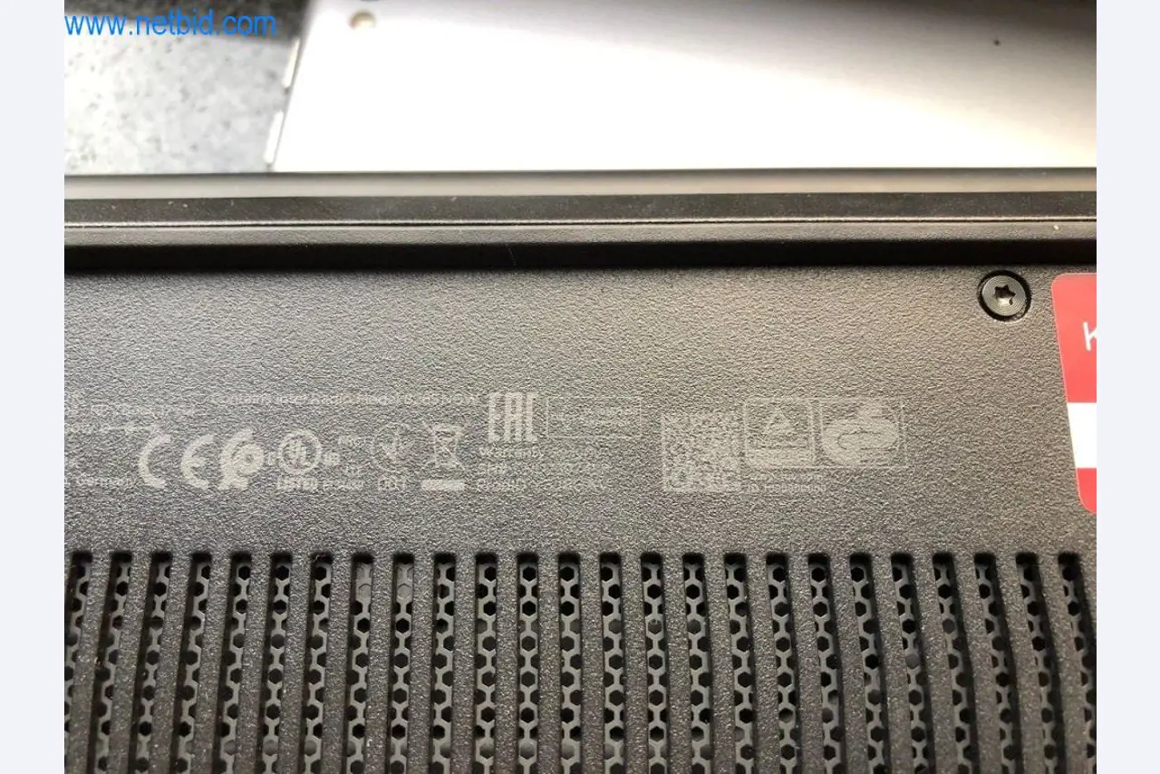 Mobiliário de escritório bem conservado, equipamento informático e óculos 3D (MS Hololens 2)-5