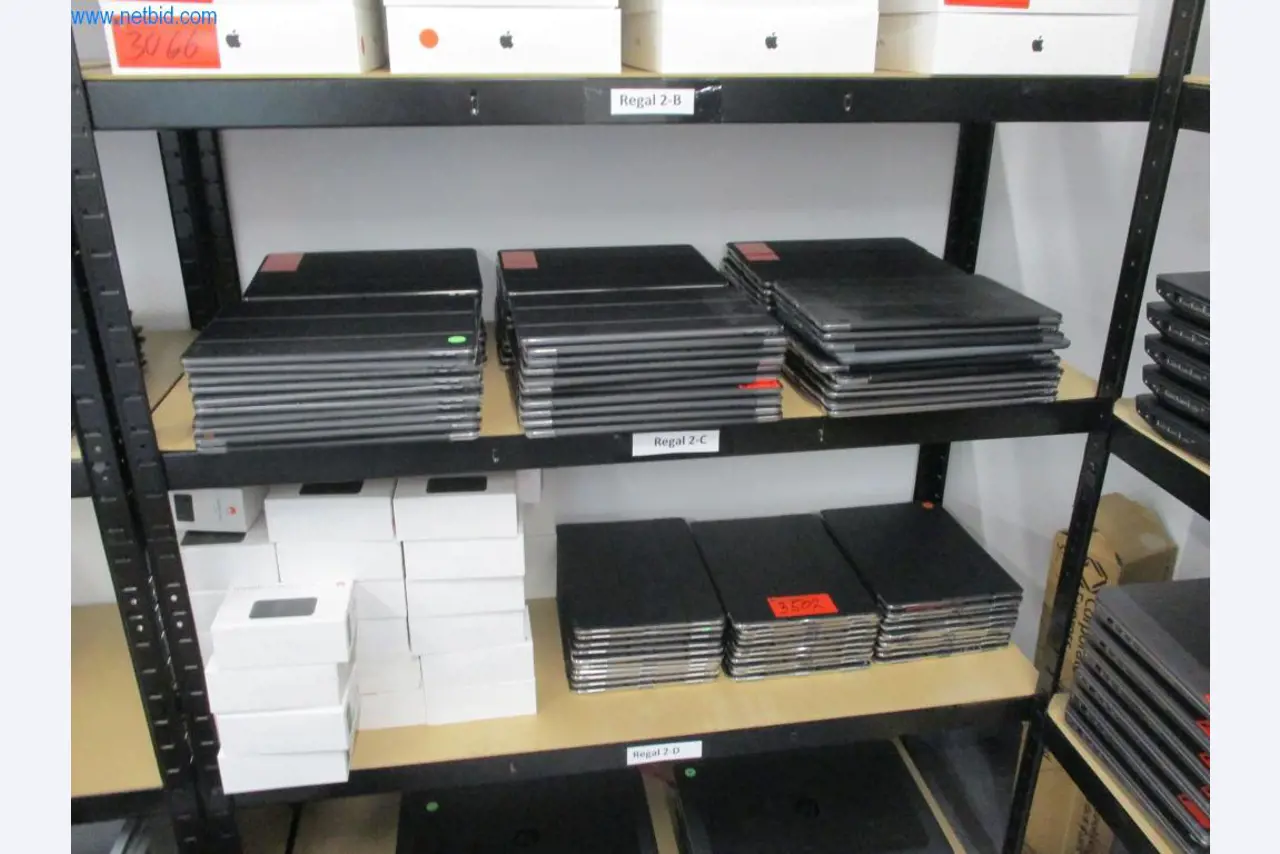 Mobiliário de escritório bem conservado, equipamento informático e óculos 3D (MS Hololens 2)-1