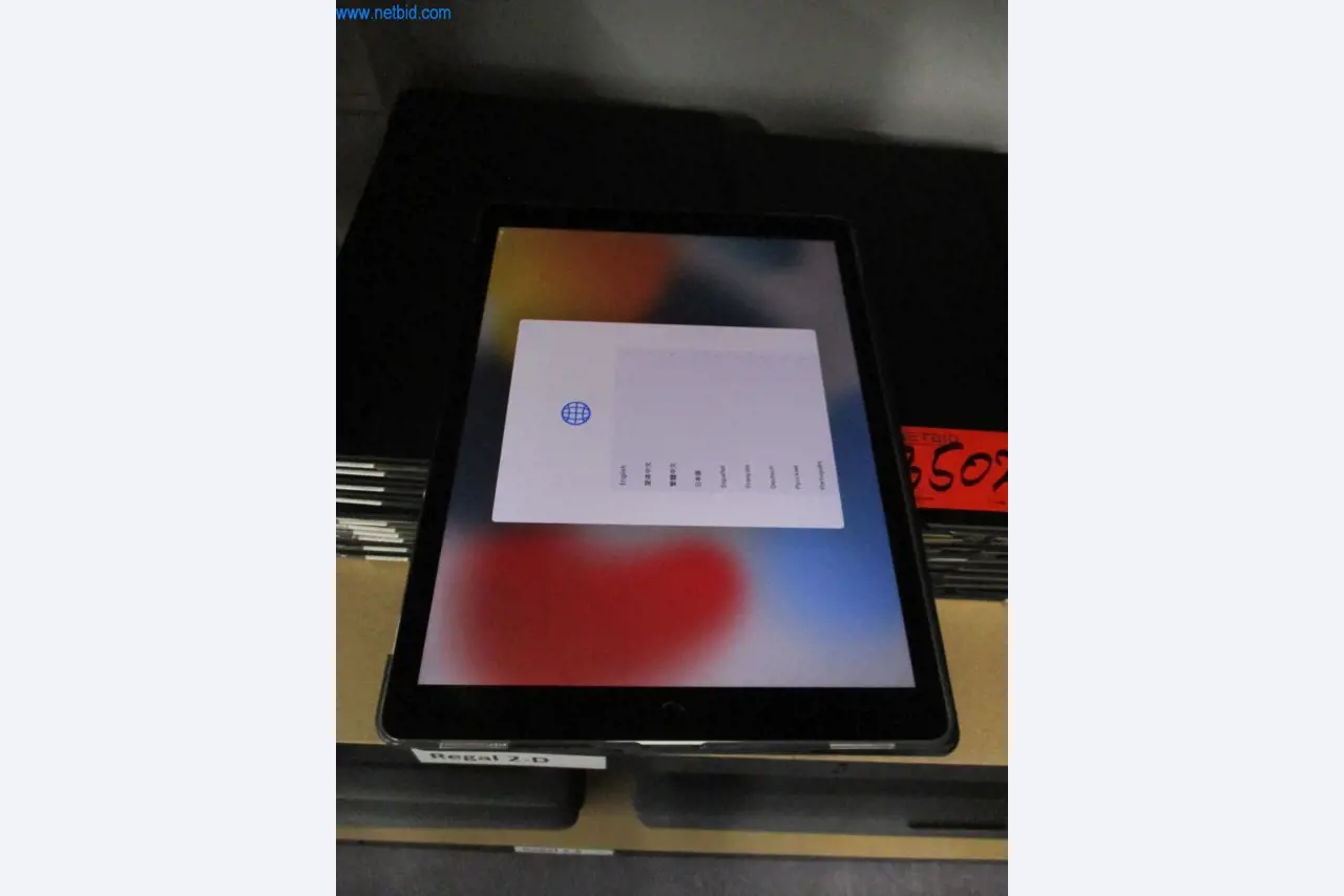 Mobiliário de escritório bem conservado, equipamento informático e óculos 3D (MS Hololens 2)-2