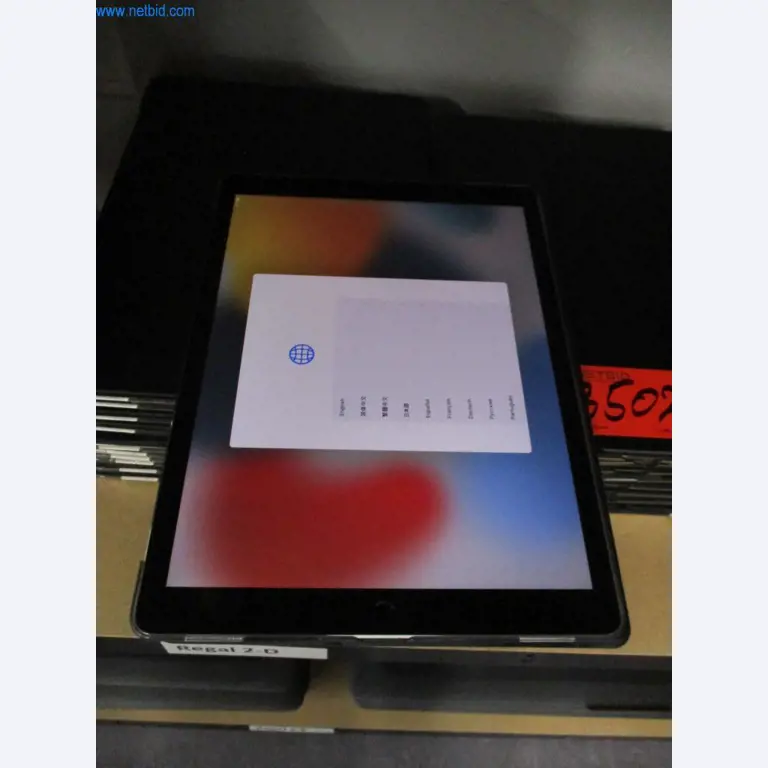 Mobiliário de escritório bem conservado, equipamento informático e óculos 3D (MS Hololens 2)-2