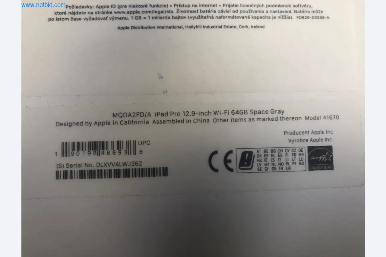 Mobiliário de escritório bem conservado, equipamento informático e óculos 3D (MS Hololens 2)-3