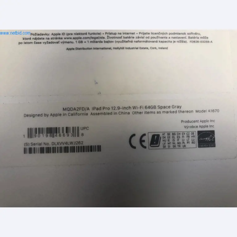 Mobiliário de escritório bem conservado, equipamento informático e óculos 3D (MS Hololens 2)-3