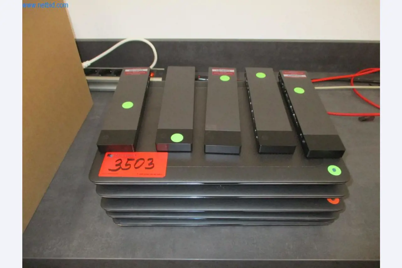 Mobiliário de escritório bem conservado, equipamento informático e óculos 3D (MS Hololens 2)-1