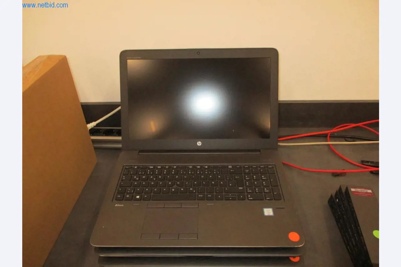 Mobiliário de escritório bem conservado, equipamento informático e óculos 3D (MS Hololens 2)-2