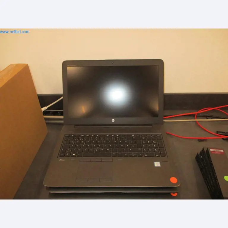 Mobiliário de escritório bem conservado, equipamento informático e óculos 3D (MS Hololens 2)-2