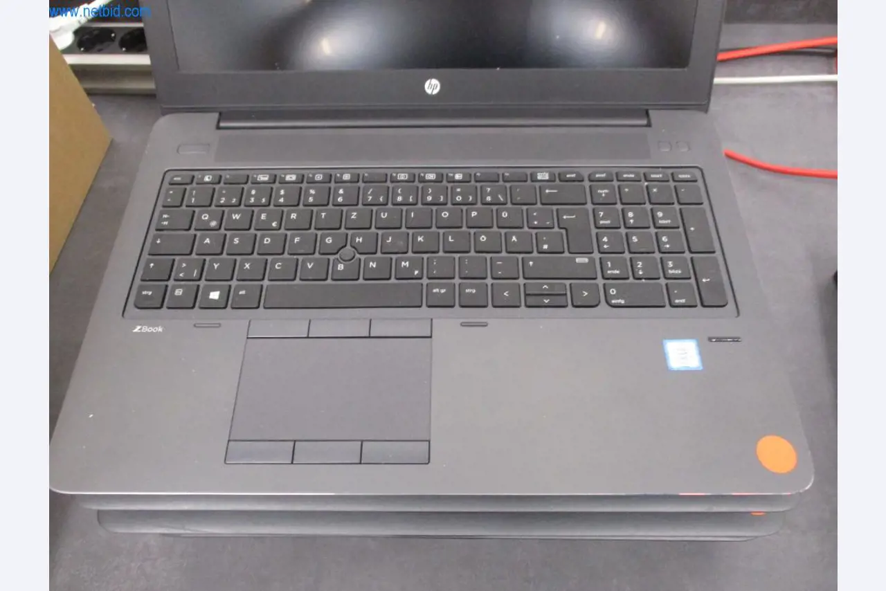 Mobiliário de escritório bem conservado, equipamento informático e óculos 3D (MS Hololens 2)-3