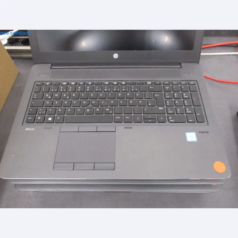 Mobiliário de escritório bem conservado, equipamento informático e óculos 3D (MS Hololens 2)-3