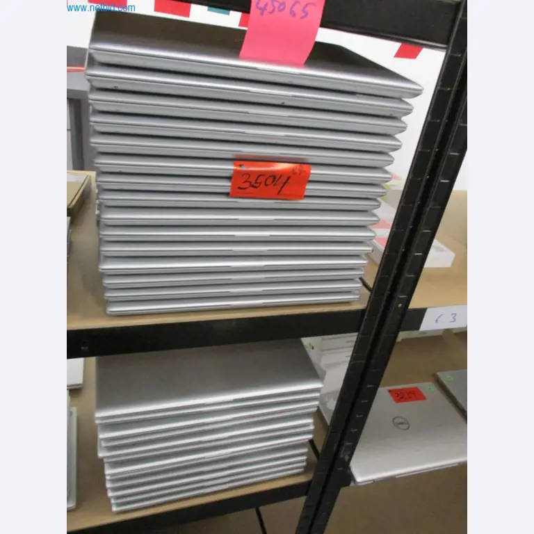 Mobiliário de escritório bem conservado, equipamento informático e óculos 3D (MS Hololens 2)-1