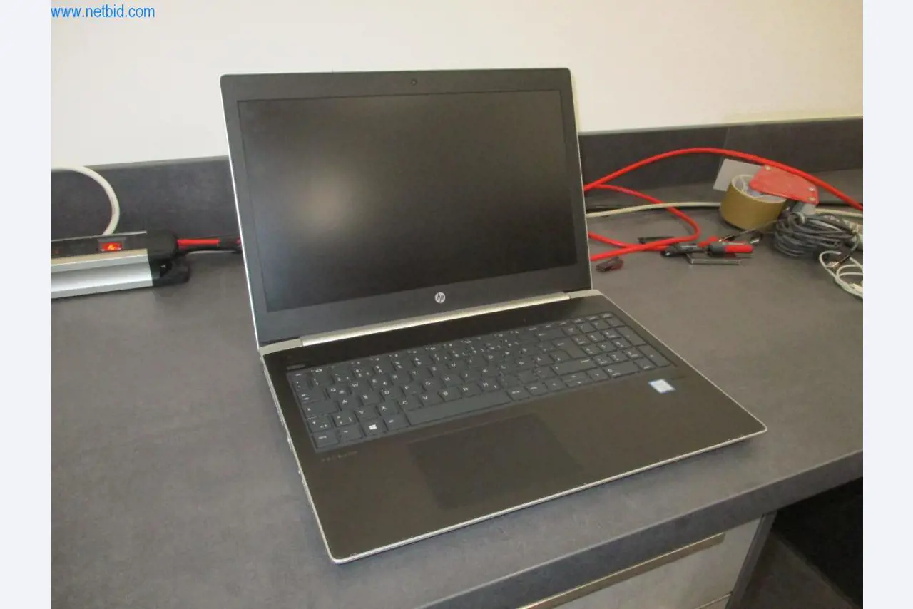 Mobiliário de escritório bem conservado, equipamento informático e óculos 3D (MS Hololens 2)-2