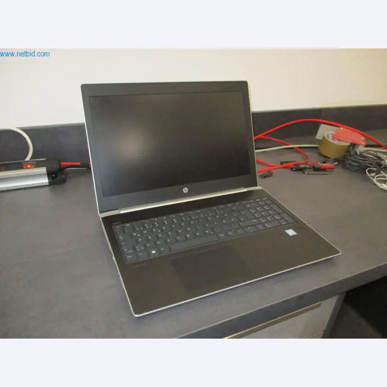 Mobiliário de escritório bem conservado, equipamento informático e óculos 3D (MS Hololens 2)-2