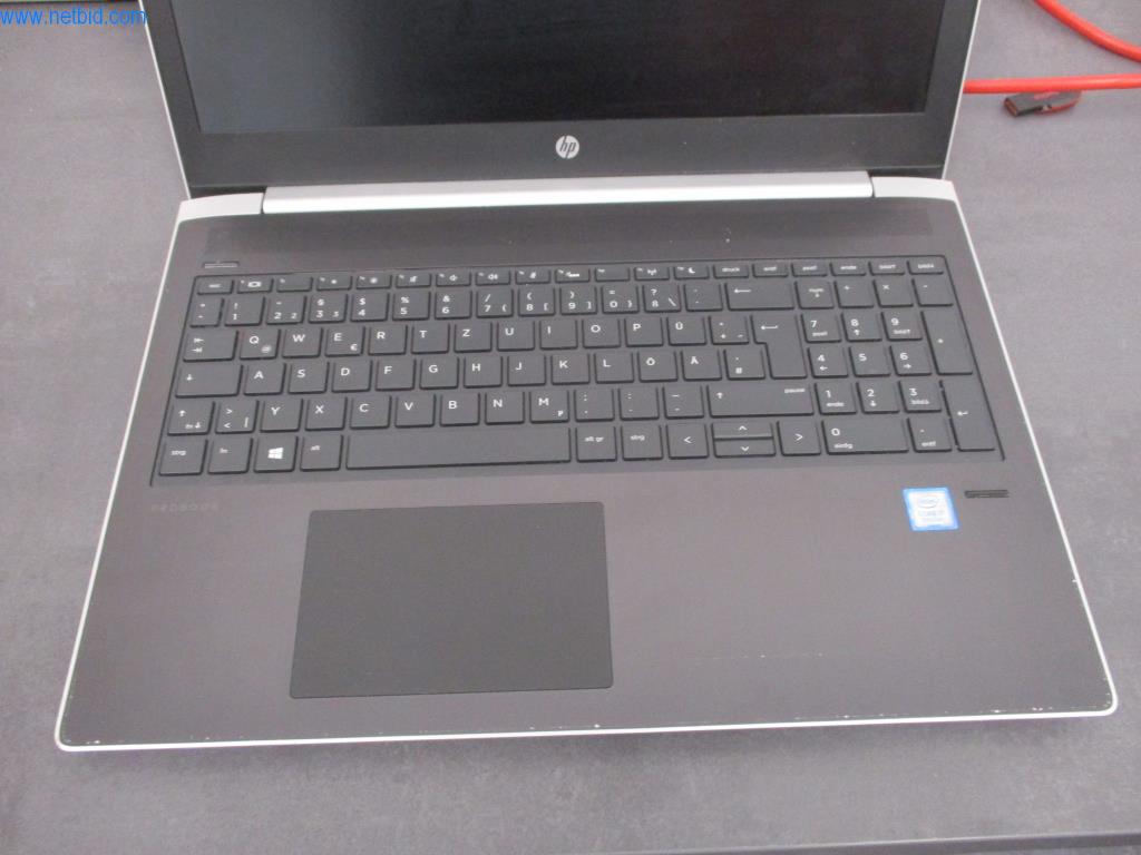 Gepflegte Büromöbel, IT-Ausstattungen und 3D-Brillen (MS Hololens 2) -3