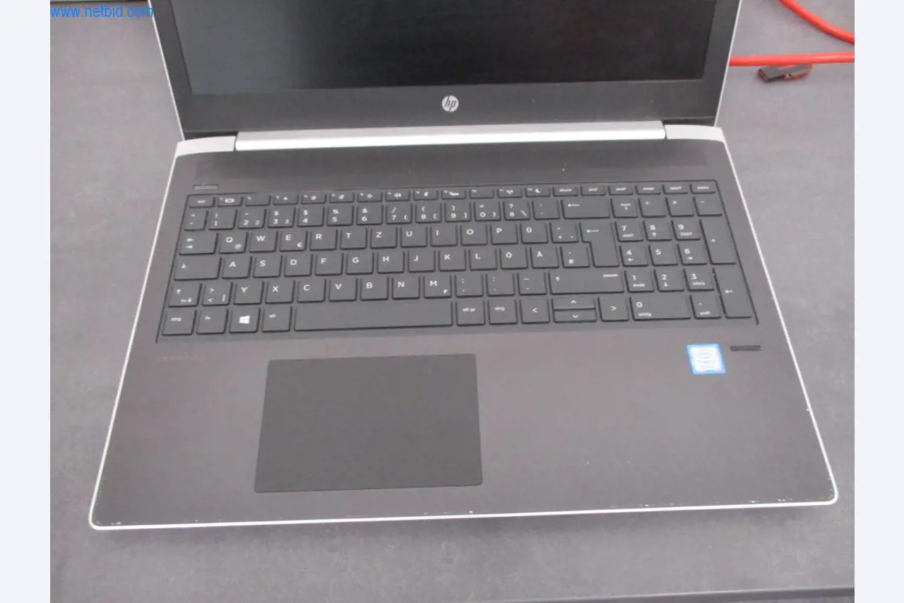 Mobiliário de escritório bem conservado, equipamento informático e óculos 3D (MS Hololens 2)-3