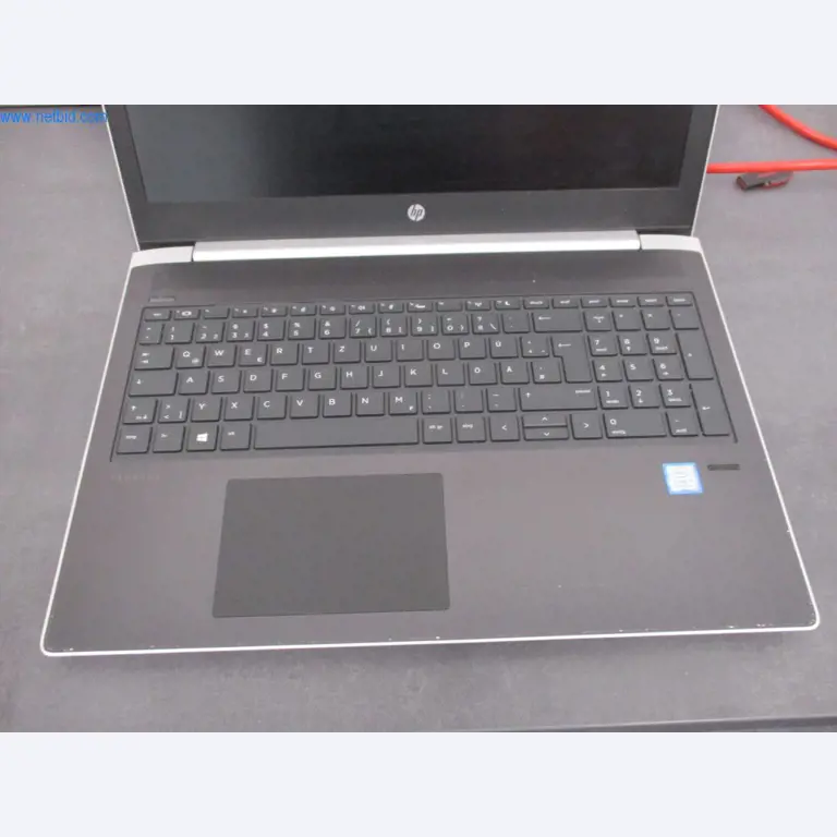 Mobiliário de escritório bem conservado, equipamento informático e óculos 3D (MS Hololens 2)-3