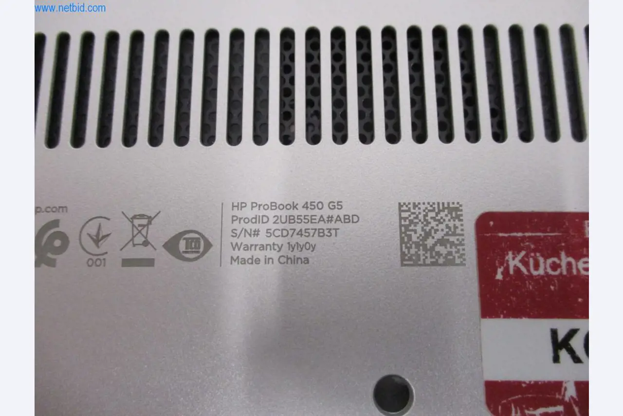 Mobiliário de escritório bem conservado, equipamento informático e óculos 3D (MS Hololens 2)-4