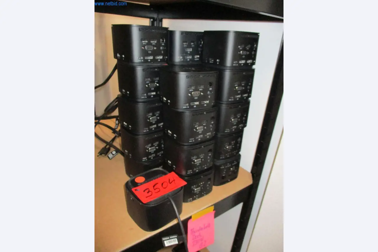 Mobiliário de escritório bem conservado, equipamento informático e óculos 3D (MS Hololens 2)-5