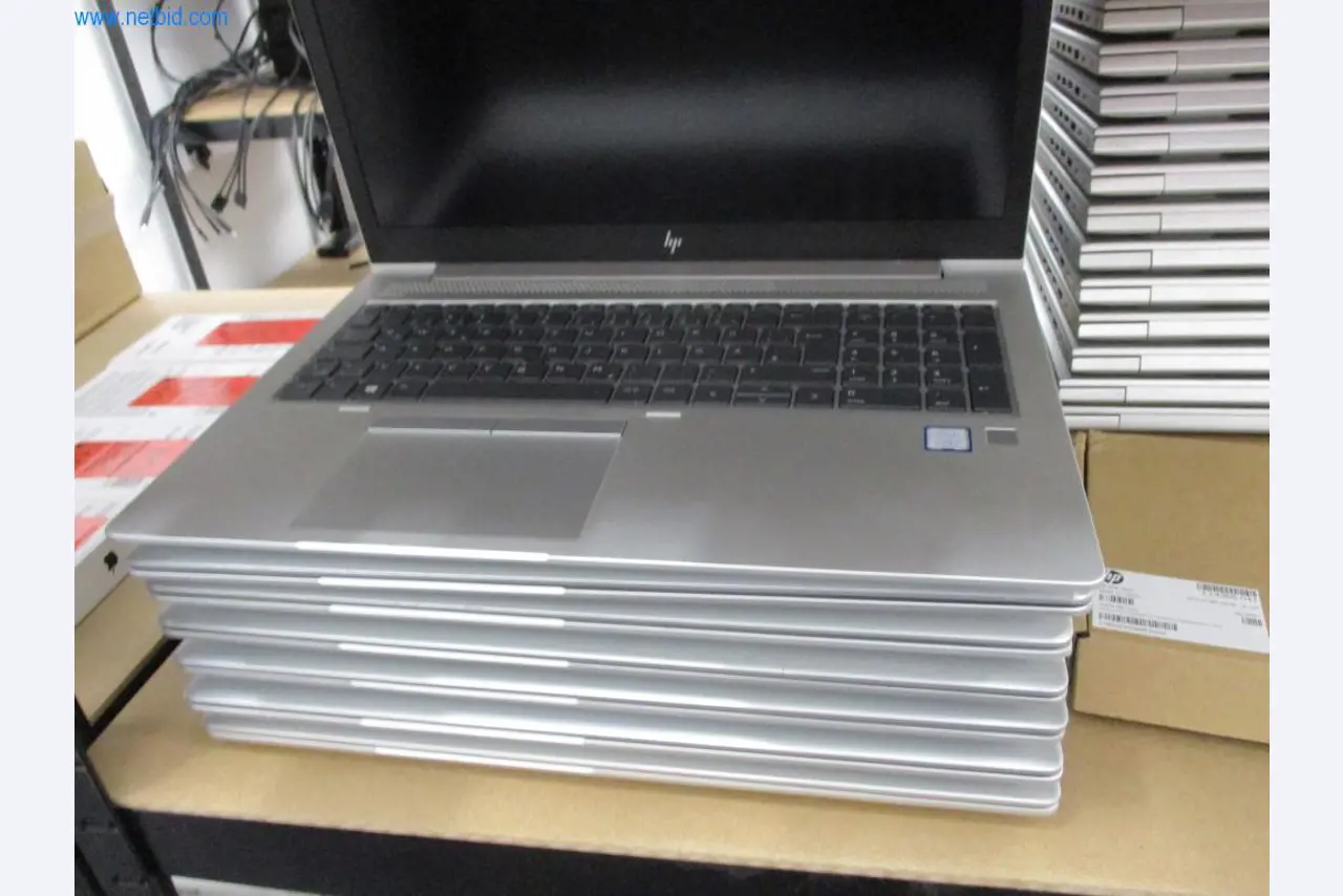 Mobiliário de escritório bem conservado, equipamento informático e óculos 3D (MS Hololens 2)-1