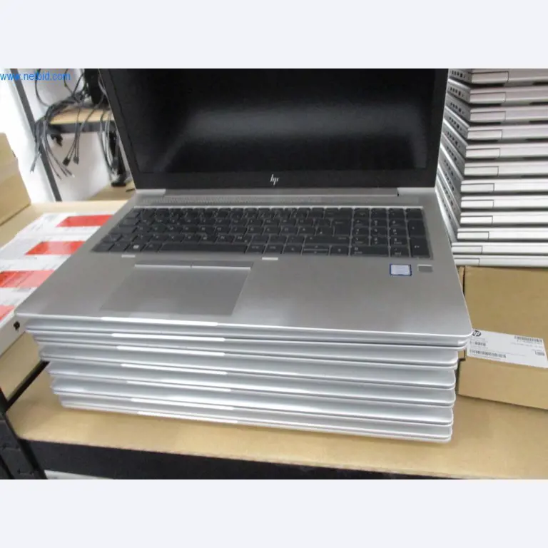 Mobiliário de escritório bem conservado, equipamento informático e óculos 3D (MS Hololens 2)-1