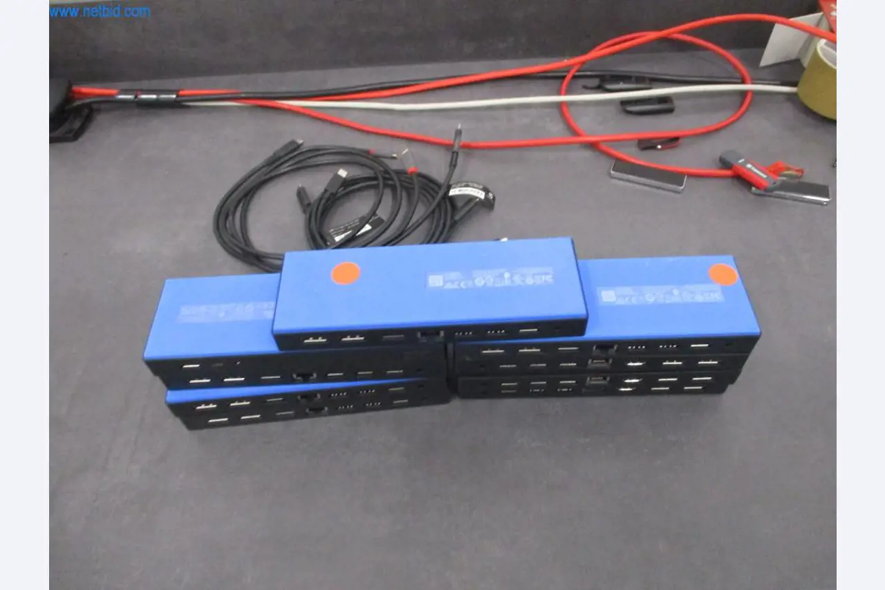 Mobiliário de escritório bem conservado, equipamento informático e óculos 3D (MS Hololens 2)-2