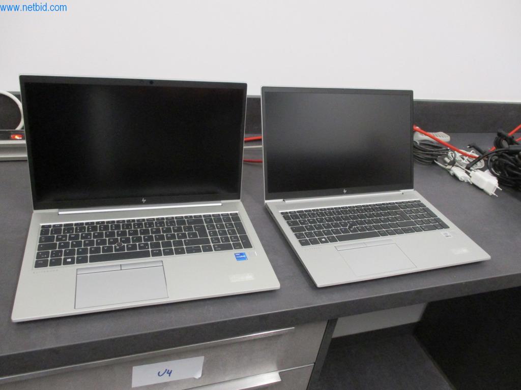 Gepflegte Büromöbel, IT-Ausstattungen und 3D-Brillen (MS Hololens 2) -3