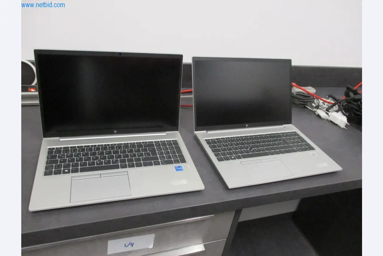 Mobiliário de escritório bem conservado, equipamento informático e óculos 3D (MS Hololens 2)-3