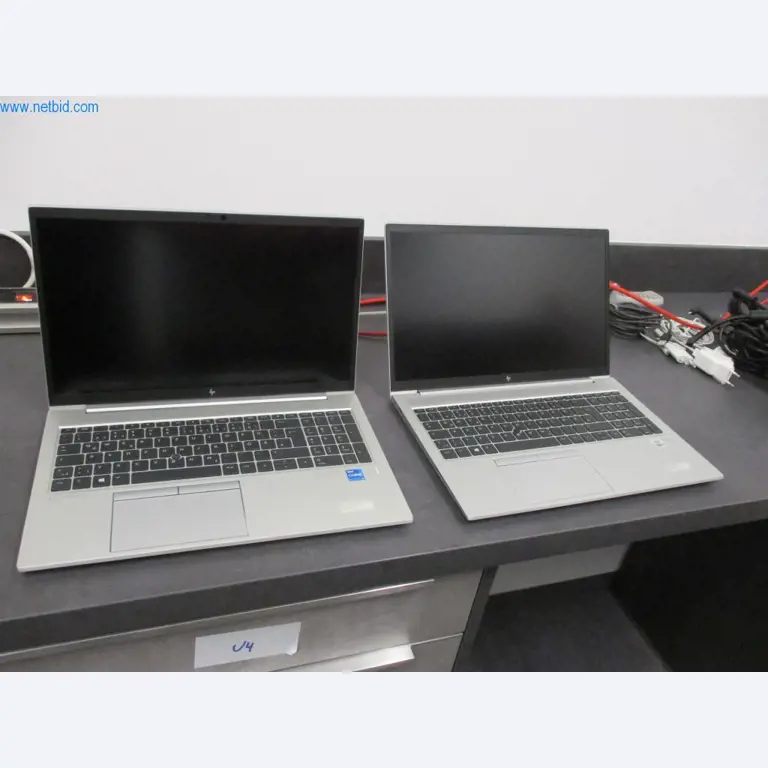 Mobiliário de escritório bem conservado, equipamento informático e óculos 3D (MS Hololens 2)-3