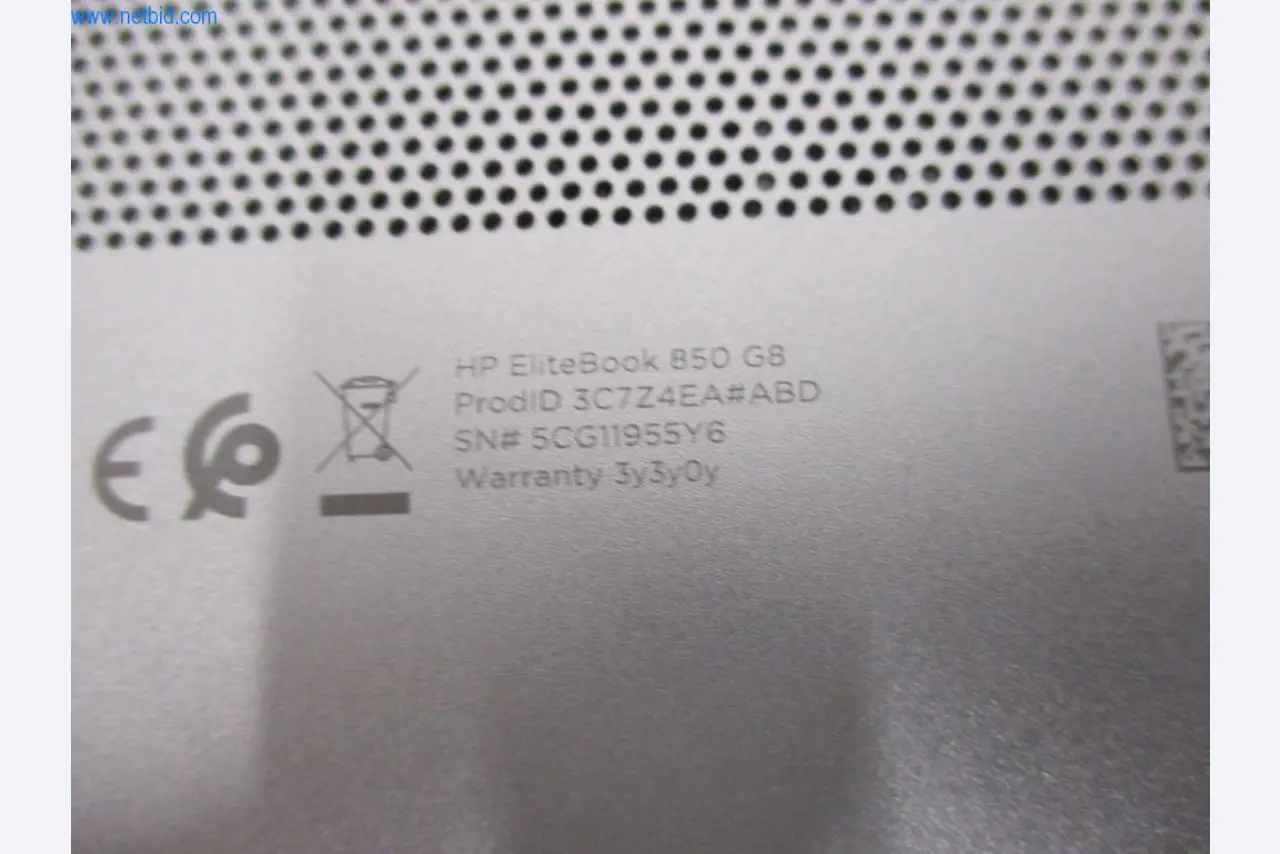 Mobiliário de escritório bem conservado, equipamento informático e óculos 3D (MS Hololens 2)-4