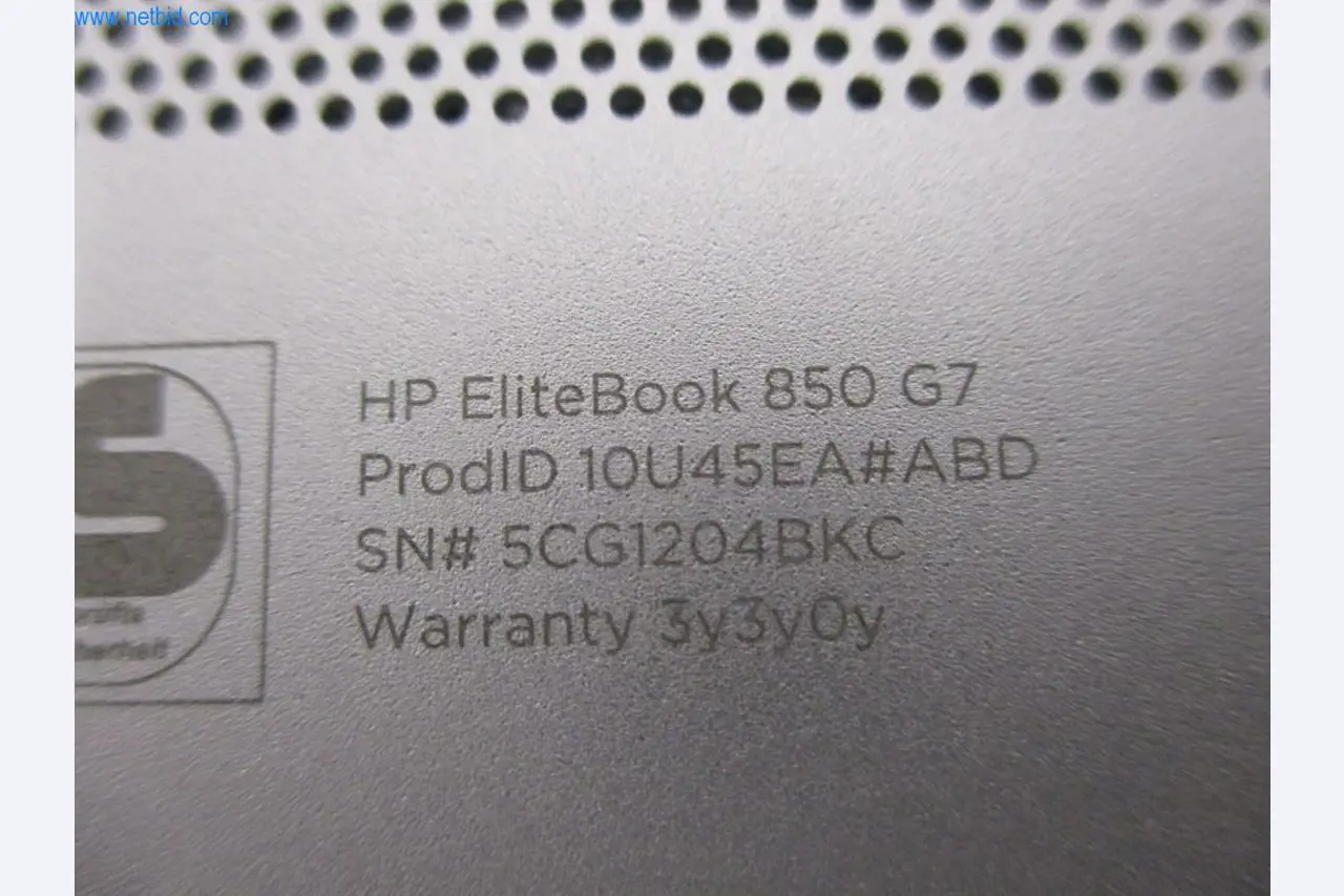 Mobiliário de escritório bem conservado, equipamento informático e óculos 3D (MS Hololens 2)-5