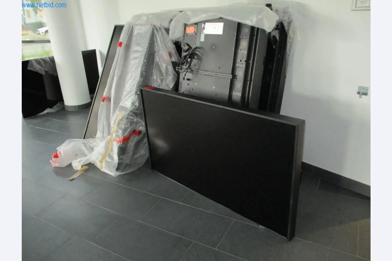 Dobře udržovaný kancelářský nábytek, IT vybavení a 3D brýle (MS Hololens 2)-1