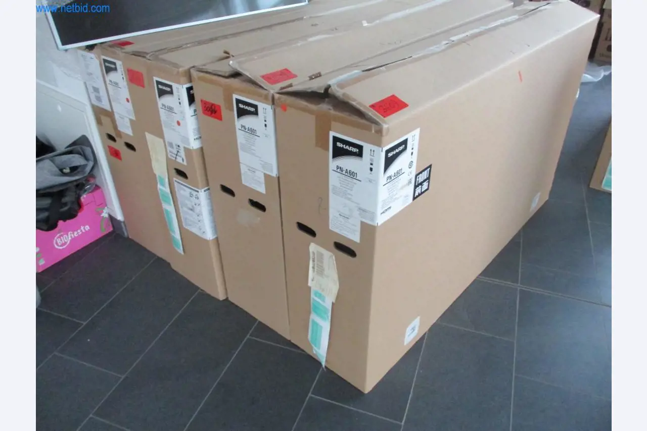 Dobře udržovaný kancelářský nábytek, IT vybavení a 3D brýle (MS Hololens 2)-1