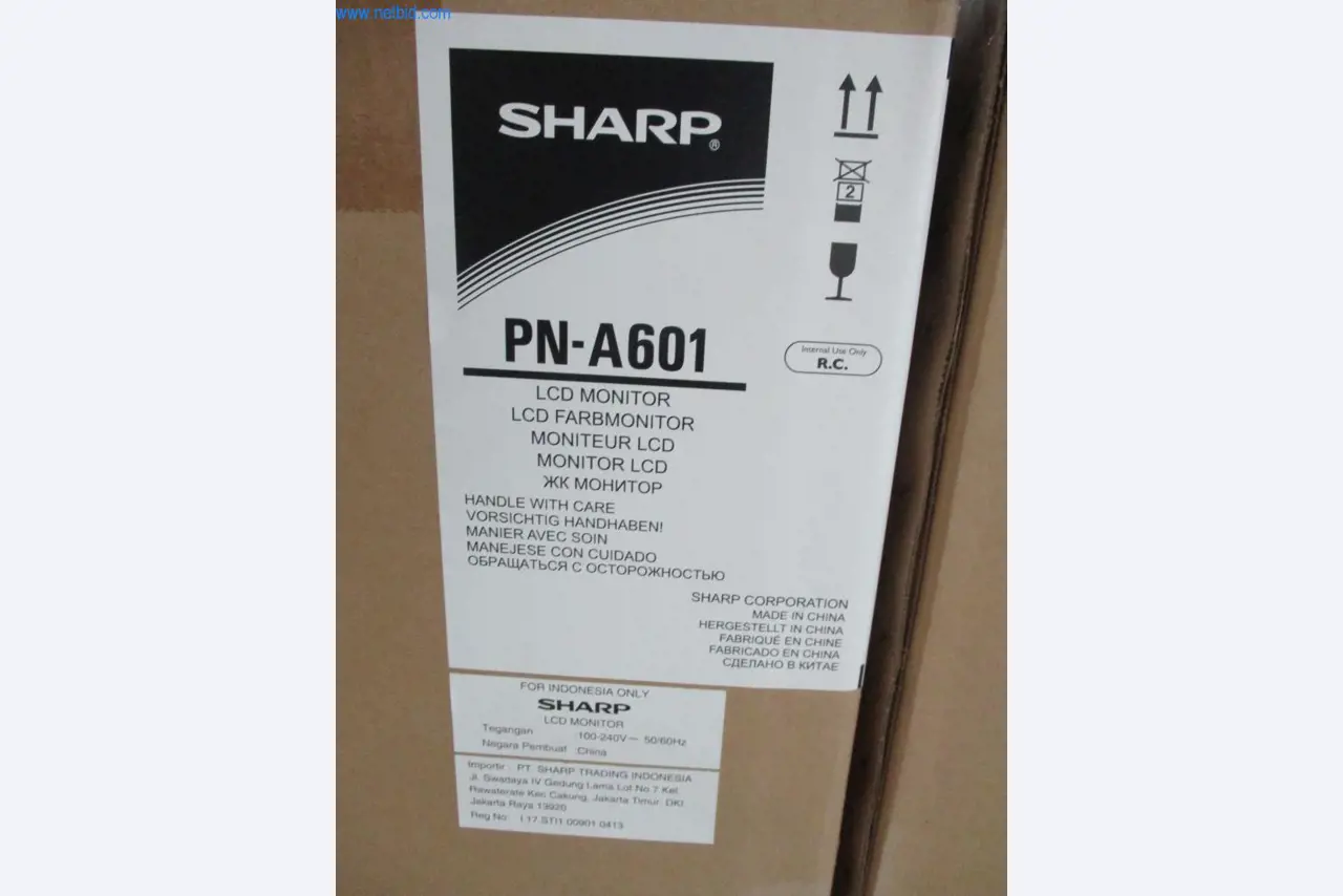 Dobře udržovaný kancelářský nábytek, IT vybavení a 3D brýle (MS Hololens 2)-2